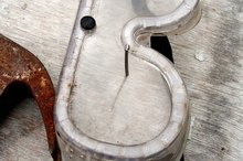 How to Get Fiberglass Insulation Out of the Eyes