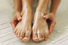 How to Use Baking Soda to Treat Toenail Fungus