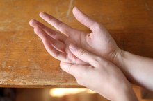 How to Remove Fiberglass From Hands and Fingers
