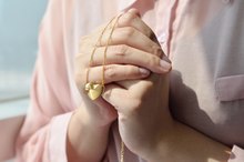 What to Engrave on a Heart Locket for a Daughter?