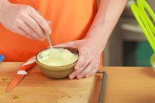 How to Substitute Olive Oil for Veggie Oil in a Salad Dressing