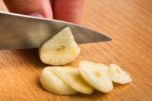 Is Garlic Safe to Eat With Diverticulitis?