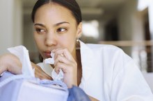 How to Stop a Throat From Closing Up Due to Swelling