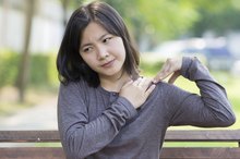Signs & Symptoms of a Pinched Nerve in a Shoulder Blade