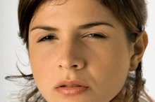 How to Soothe a Burned Throat From Apple Cider Vinegar